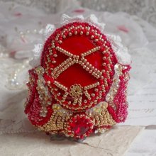 Bracelet Nous Deux manchette Haute-Couture brodé avec des Cristaux de Swarovski, un cabochon ovale en verre rouge et des rocailles